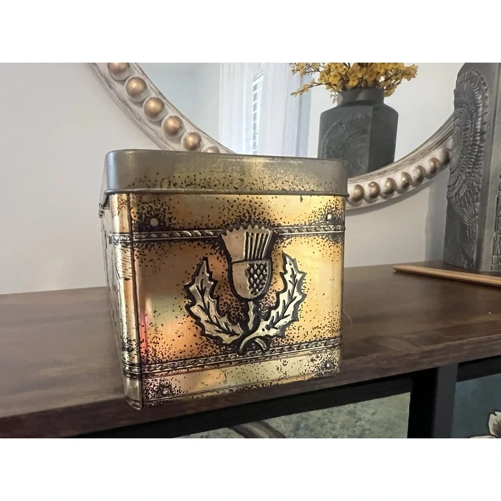 Vintage Dewar's White Label Highlander Scotch Whisky Advertising Tin Gold Box‎